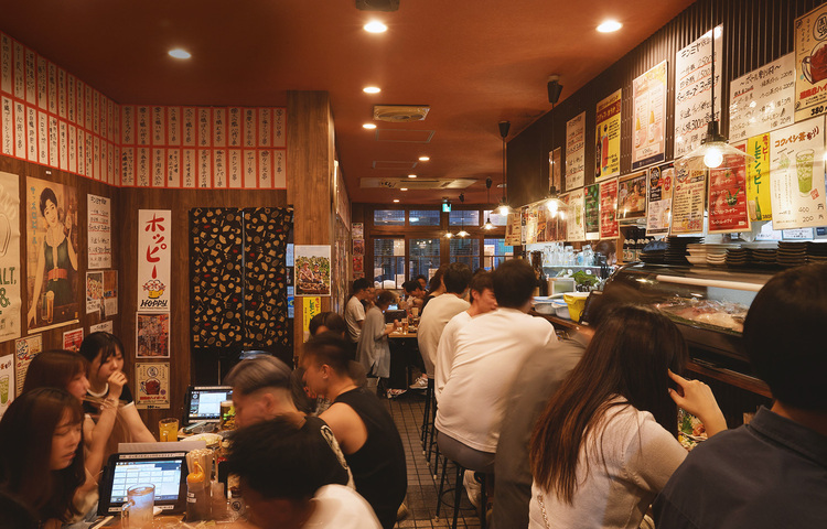 手作りのポップや赤札で大衆居酒屋感を演出