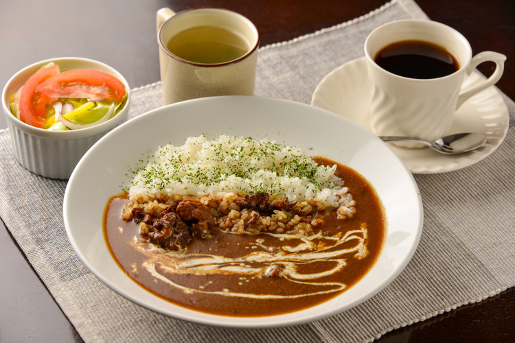 近隣は多目的ホールや企業も多く、治安良し