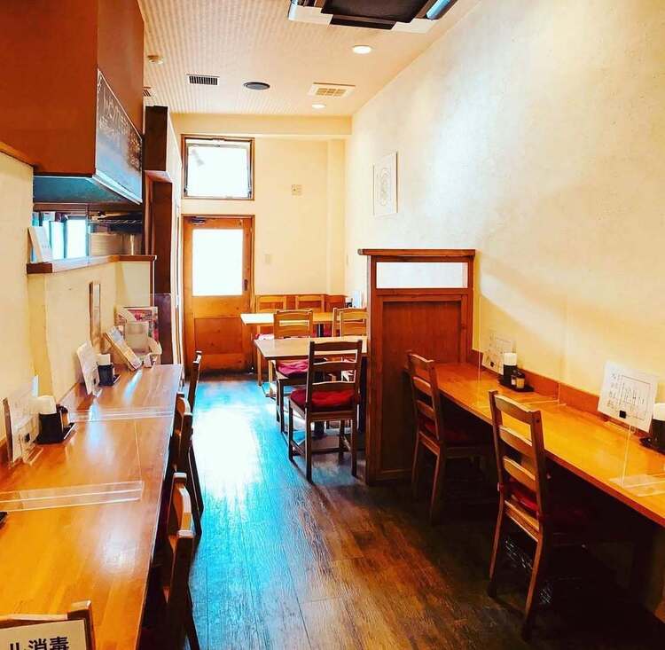 ナチュラルなデザインの居心地良い洋食店