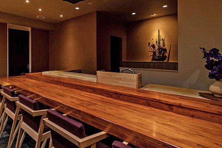 カウンター7席のみの大人の隠れ家