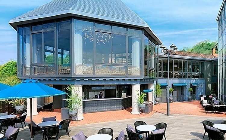 ラグジュアリーなカフェラウンジとテラス