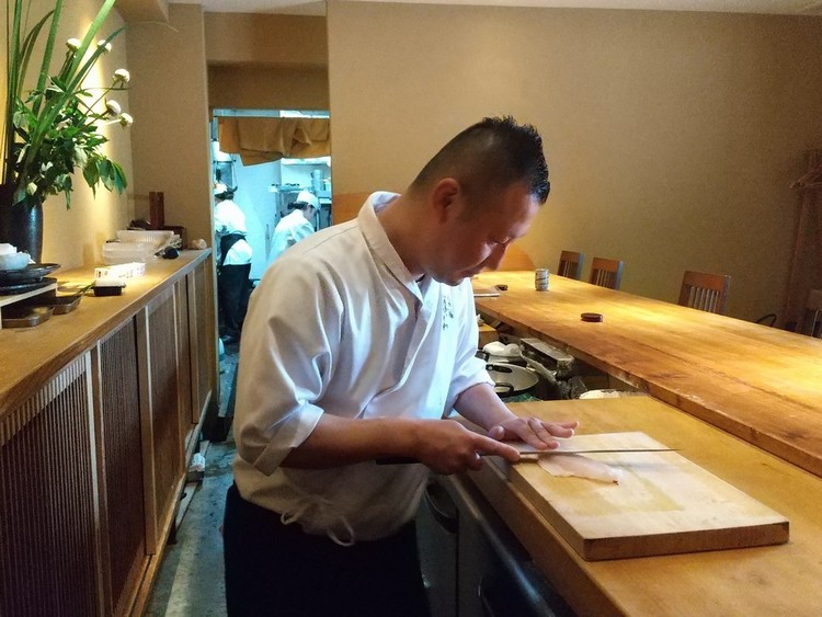 普段は明るい店主、仕事は抜かりなく。