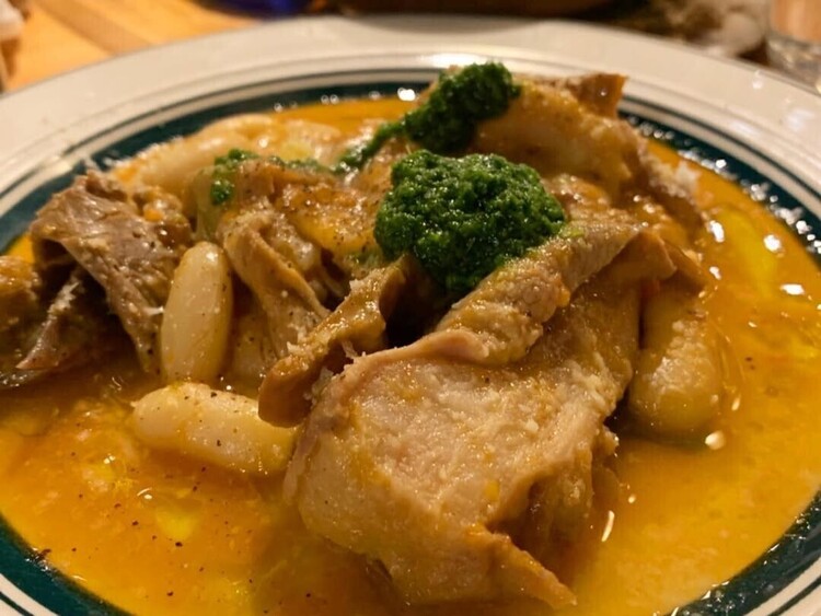 ギアラ（赤セン）をコトコト煮込む当店名物