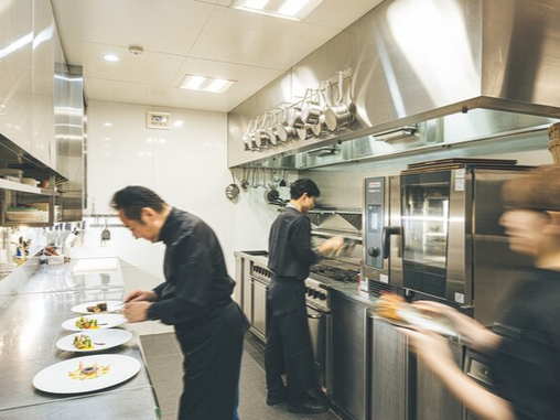 新人の頃から一流の食材に触れ経験を積める