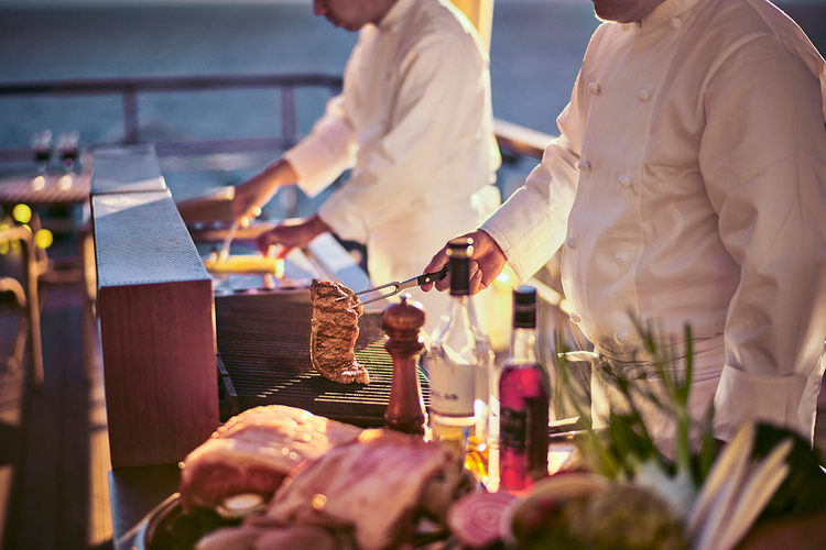 オーシャンデッキにてライブ感を演出