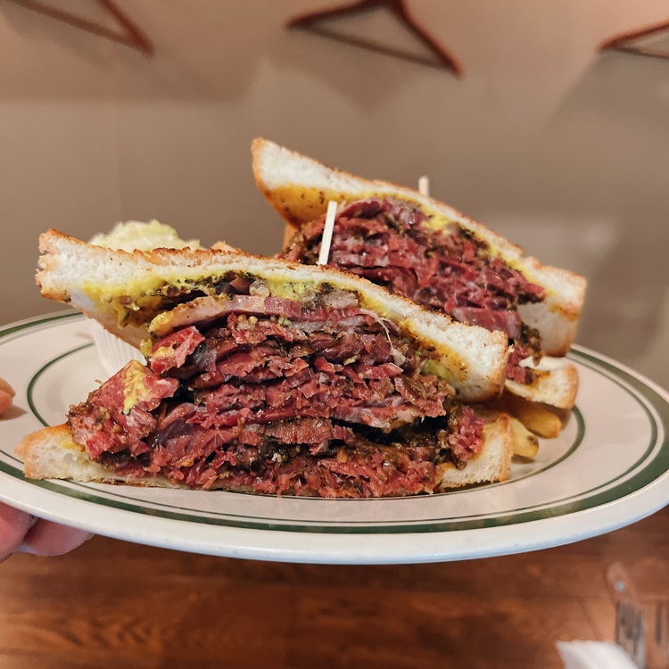 お肉たっぷりのパストラミサンドイッチ