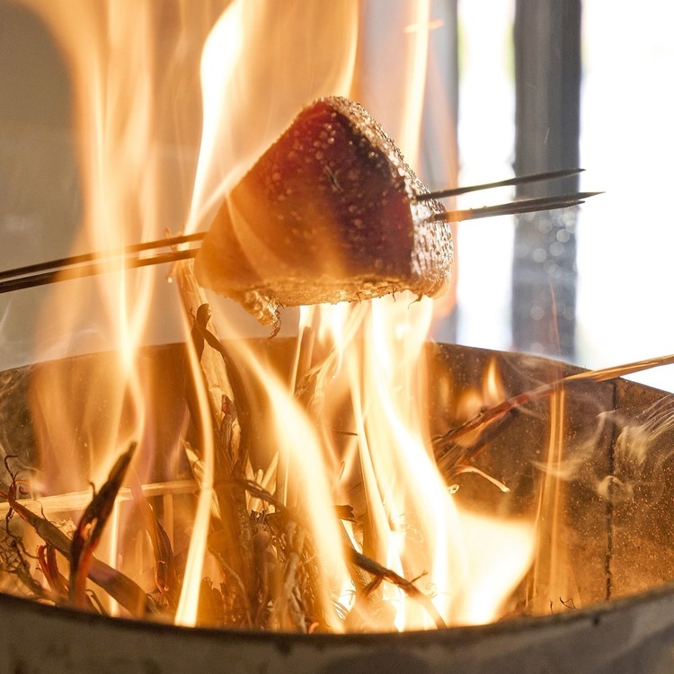鰹の藁焼きなど目の前で豪快に仕上げます！