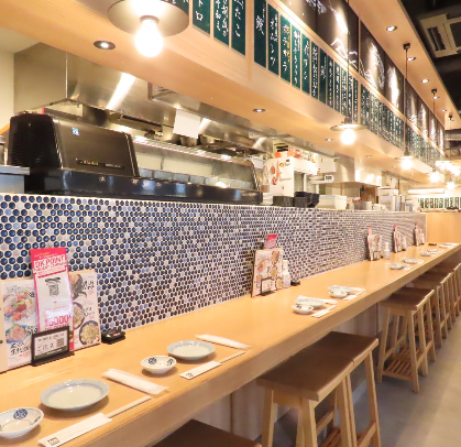 解放的な店内で丁寧な接客を学べます