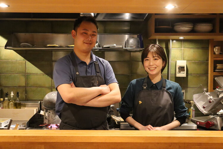 ソムリエバッチ付きのシェフとソムリエール