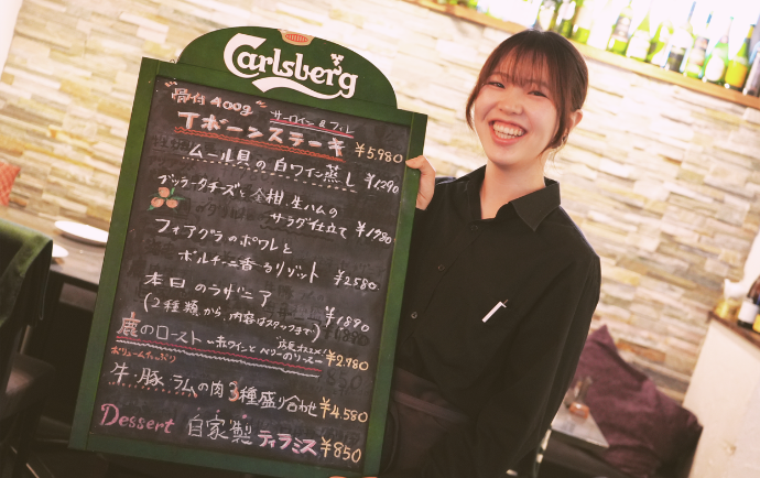 スタッフ手作りのPOPや看板