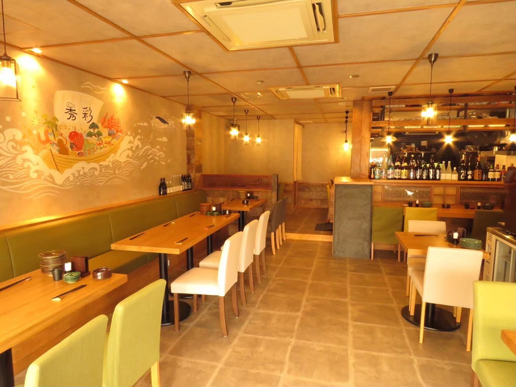 清潔感あふれるスタイリッシュな店舗