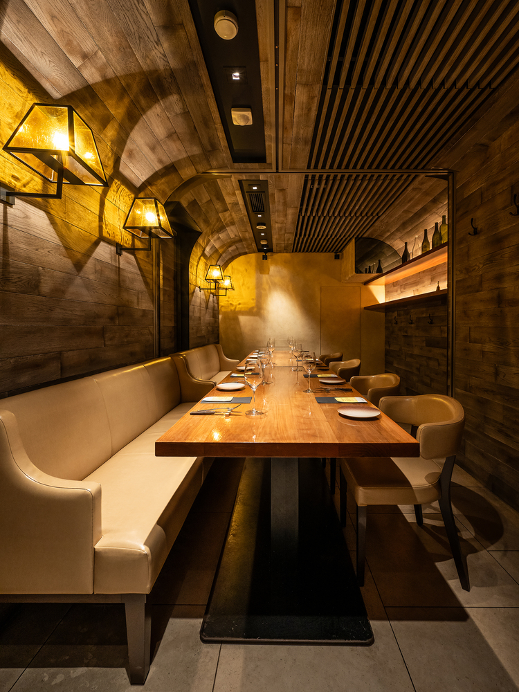 木の温かみを感じる洗練された店内