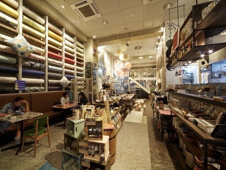 母体はインテリア事業を中心に展開