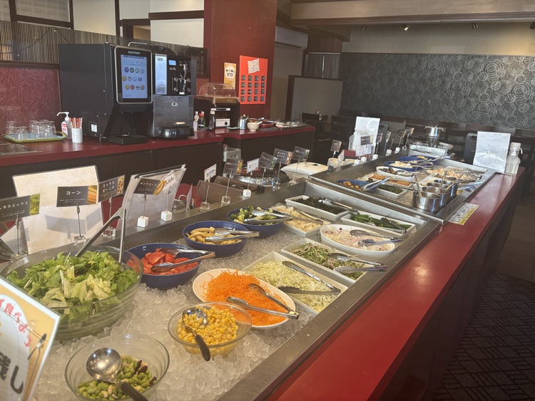 種類豊富なサラダバーも♪