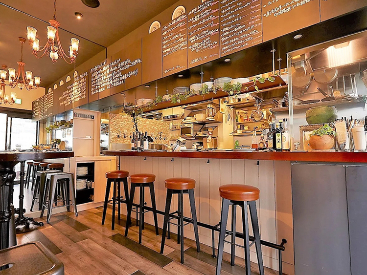 1Fはカジュアルなビストロ空間♪