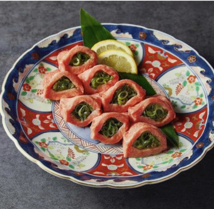 SNS話題の名物「厚切りネギ包みタン」