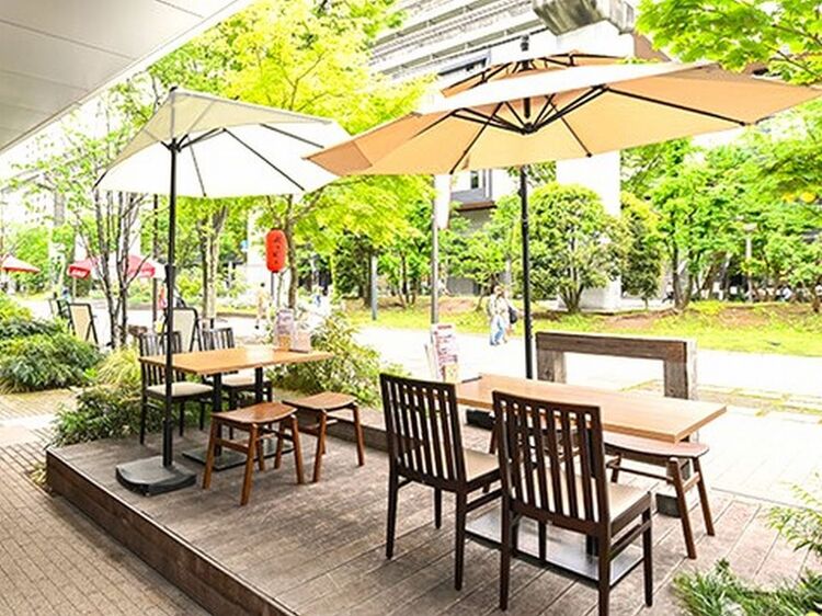 春から秋にかけて特に人気のテラス席♪