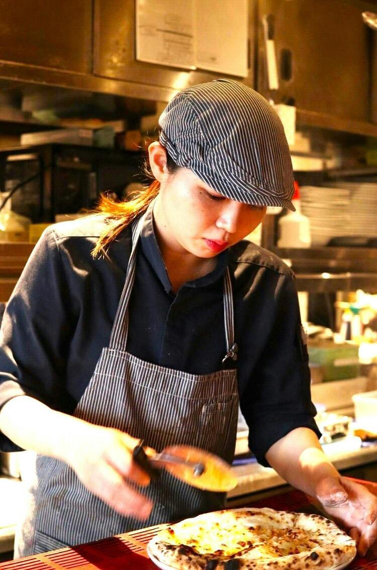 ピッツァも専用釜で焼き上げます