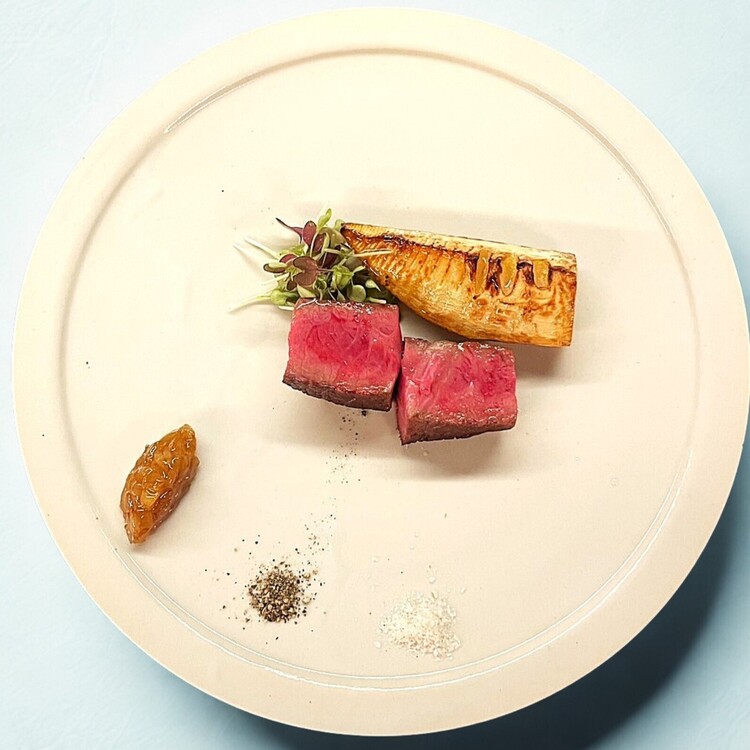 少量多品目の鉄板料理を贅沢に堪能