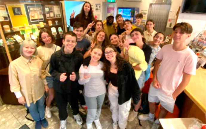 毎日笑いに溢れ、国際交流ができるカフェ♪