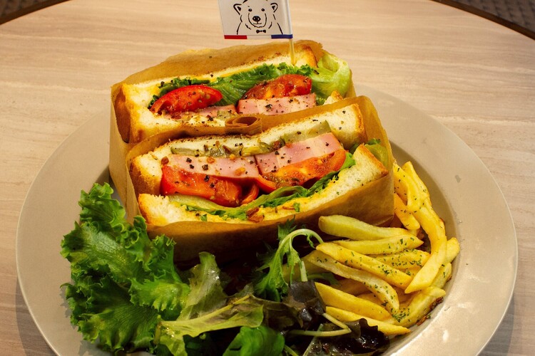 愛犬と過ごすカフェタイム姿が店内の癒しに