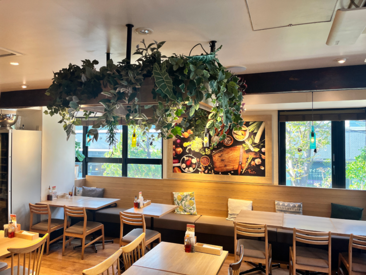 光が差し込む明るい店内