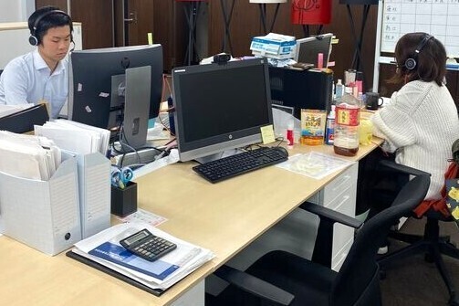 ヘッドセットでPCを見ながら電話や商談可