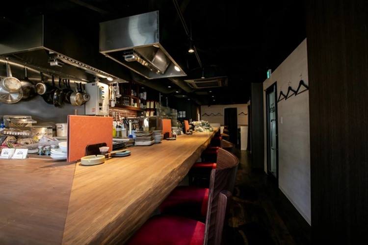 焼場前のカウンターが人気のお席☆