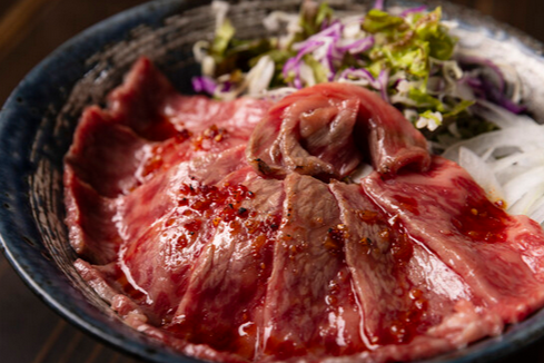 毎朝とる自家製出汁をステーキにまぶす