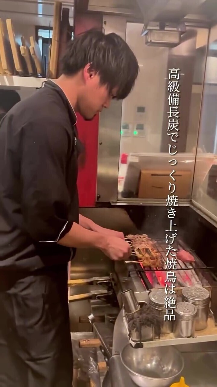 焼き台が見える臨場感あふれるカウンター席