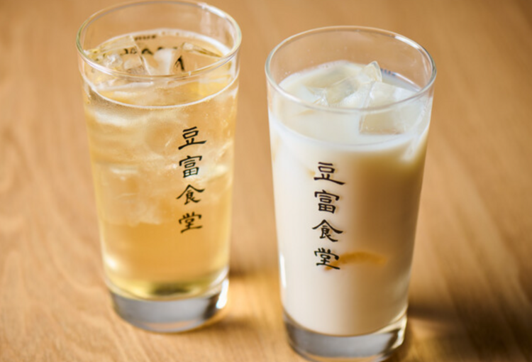 多彩なドリンクメニューが豆腐を引き立てる