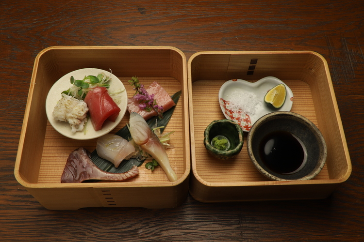 旬の魚を仕入れてご用意する「お造り」