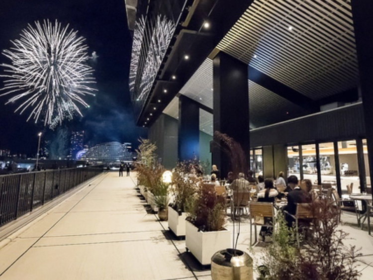 花火も楽しめる神戸港沿いの絶好ロケーショ