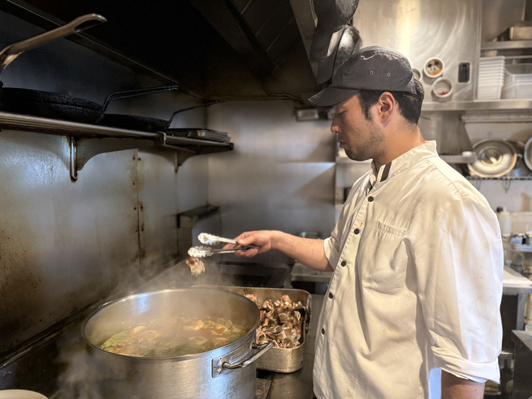 フォンドボーも店内でじっくり煮込みます