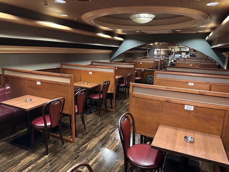 お客様の居心地を考慮した広々とした店内！