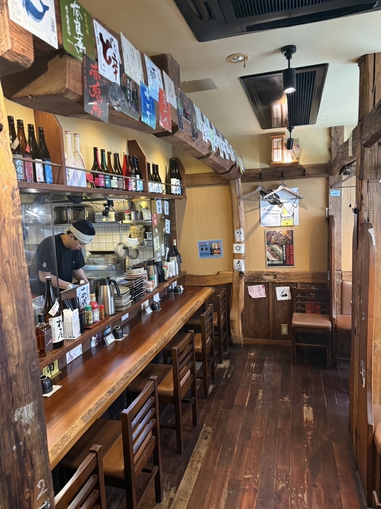 店内には店長こだわりの日本酒が並びます！