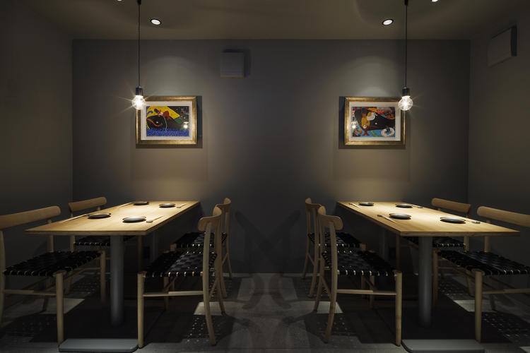 テーブル席もございます。貸切も可能です。