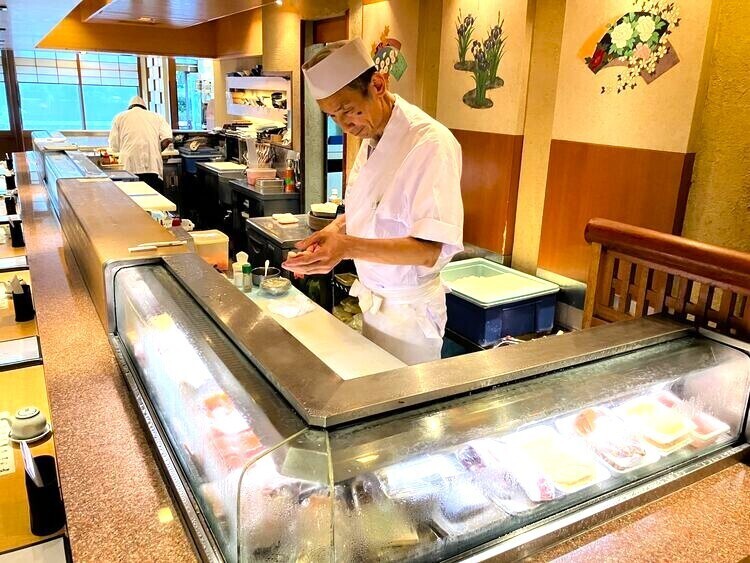 対面で会話しながら、テキパキ職人技を披露