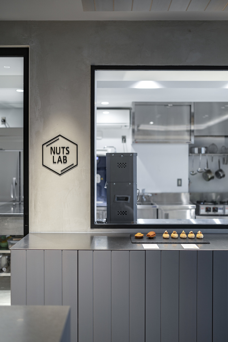 調理場はガラス張り。思わず立ち止まる方も