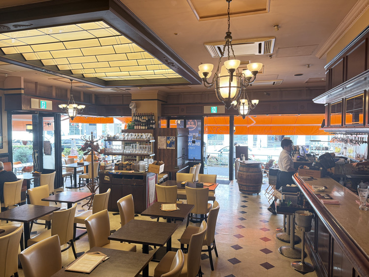 オープンテラスへの開放感は路面店ならでは