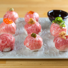 人気の肉寿司は当店の自慢メニュー