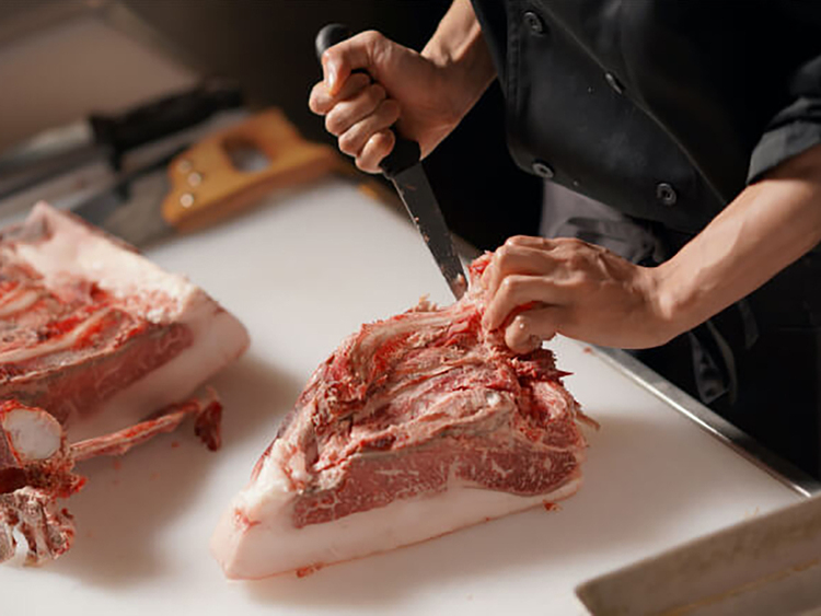 部位ごとに切り方を変えて、丁寧にカット。