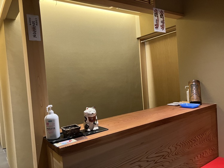 清潔さと歴史を感じる美しい店内