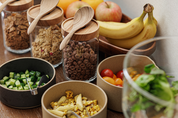 朝はラウンジでビュッフェ形式の洋食を提供