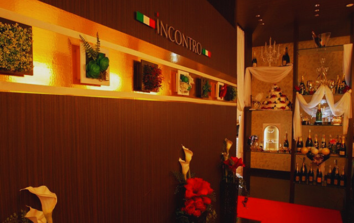 シャンデリア、ゴールドの内装