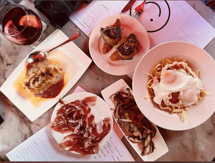 創作料理と、厳選されたナチュラルワイン