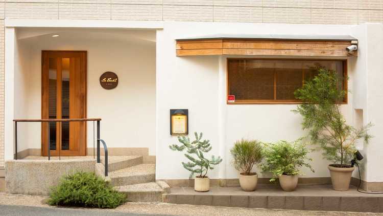 白壁が美しい外観の『ラ・ターチ』