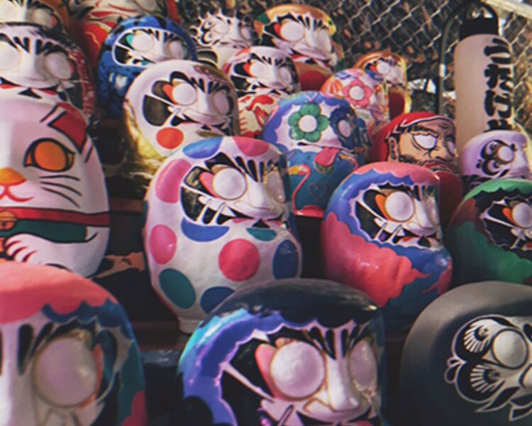 アート×高架下、カオスな異空間酒場。