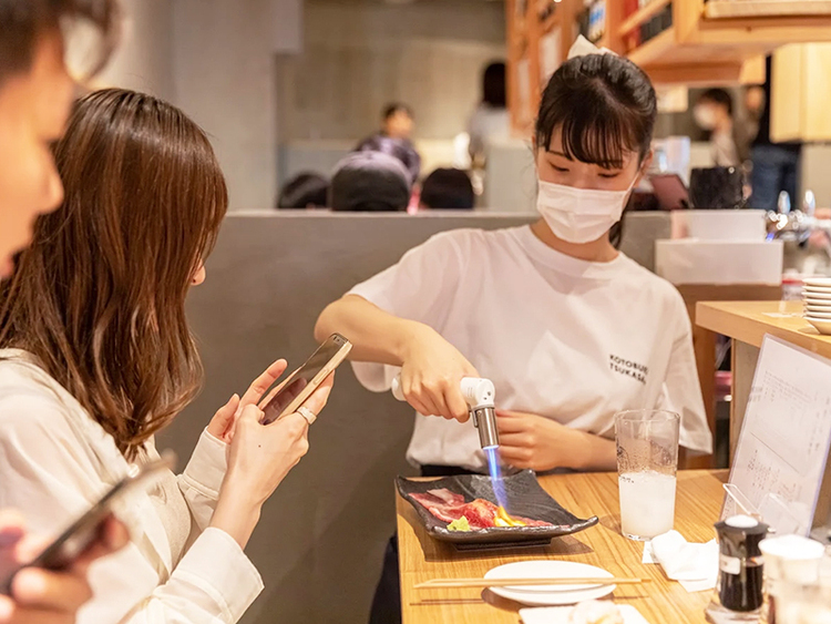 笑顔があふれる、カジュアルな雰囲気