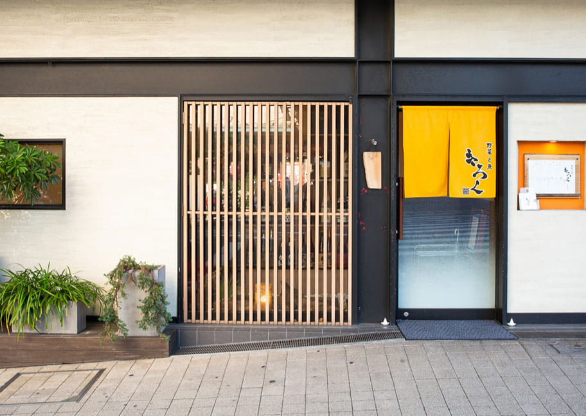 落ち着いた和テイストの外装